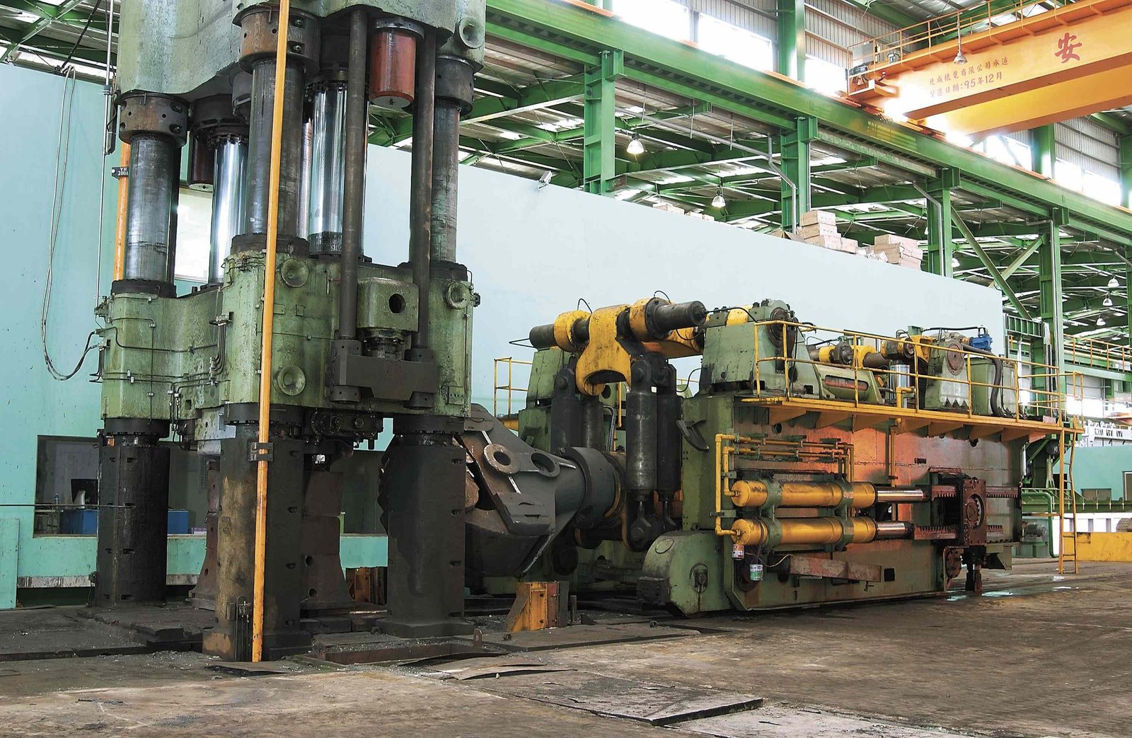Forging press manufacturing forged wheels